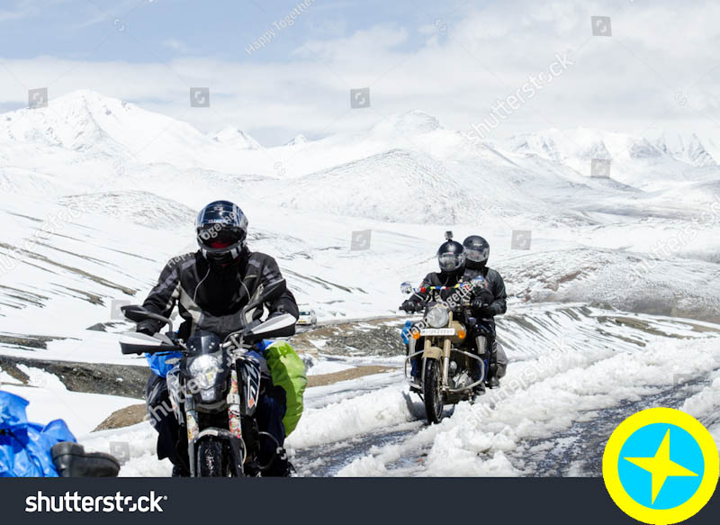 نام: stock-photo-ladakh-india-july-bikers-group-at-khardungla-pass-world-highest-motorable-road-33588.jpg نمایش: 3726 اندازه: 115.6 کیلو بایت