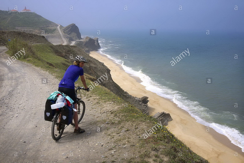 نام: a-cycle-tourist-takes-in-the-view-near-quiaios-in-portugal-CX7Y6E.jpg نمایش: 1730 اندازه: 167.7 کیلو بایت