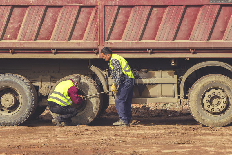 نام: tightening-lug-nuts-truck-tyre-belgrade-serbia-february-construction-workers-using-big-wrench-to.jpg نمایش: 1084 اندازه: 102.7 کیلو بایت