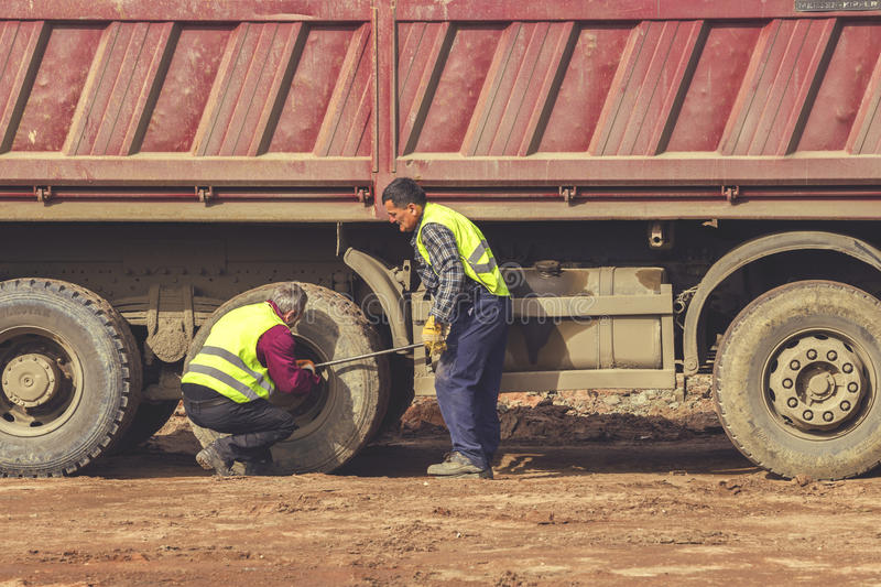 نام: tightening-lug-nuts-truck-tyre-belgrade-serbia-february-construction-workers-using-big-wrench-to.jpg نمایش: 1095 اندازه: 102.7 کیلو بایت