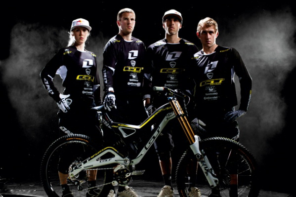 نام: GT_Racing_-_The_Athertons.image.-backgroundImage.dash.599.400.jpg نمایش: 450 اندازه: 75.9 کیلو بایت