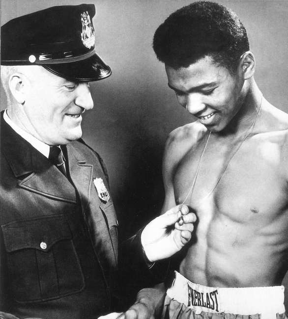 نام: Muhammad-Alis-first-coach-was-a-police-Officer.jpg نمایش: 1955 اندازه: 132.2 کیلو بایت