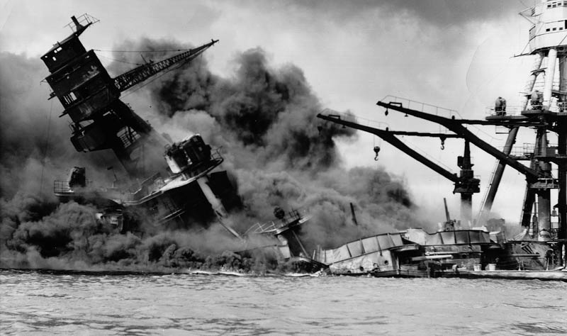 نام: battleship-attack-Pearl-Harbor-Japanese-Hawaii-December-7-1941.jpg نمایش: 334 اندازه: 88.2 کیلو بایت