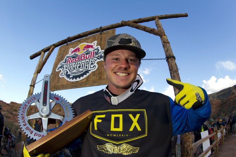 نام: freeride-mountain-biker-kyle-strait-poses-with-first-place-trophy-at-red-bull-rampage-2013.jpg نمایش: 600 اندازه: 158.1 کیلو بایت